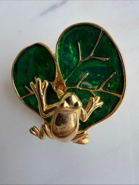 Vintage Jewelry - Vintage Gold Frog on spring Green Leaf Enamel Brooch - Whimsical